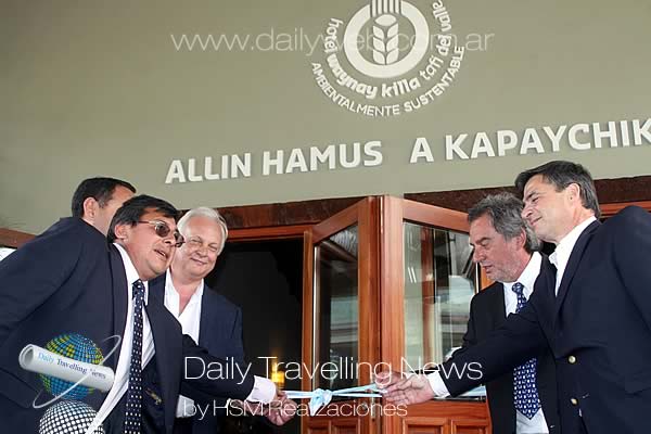 -Daniel Aguilera junto a autoridades en la inauguracin del hotel Waynay Killa en Tucumn-