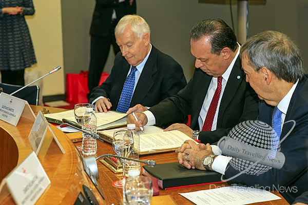-Gustavo Santos en Madrid ante la firma del acuerdo para el Congreso de la Lengua Espaola 2019-