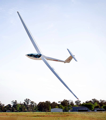 El club cuenta con escuela de pilotos de planeador y de avión