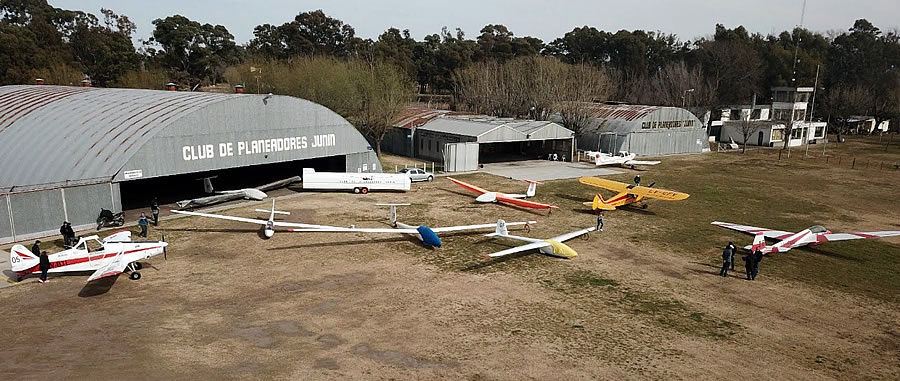 El club cuenta con escuela de pilotos de planeador y de avión
