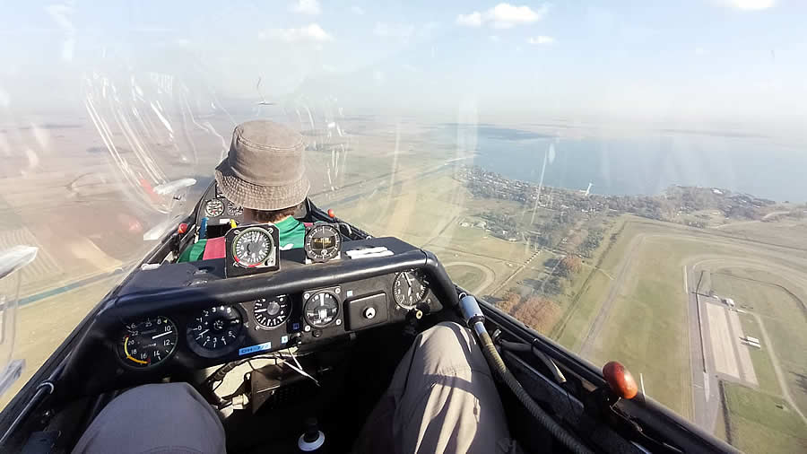 El club cuenta con escuela de pilotos de planeador y de avión