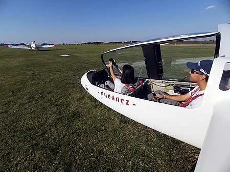 El club cuenta con escuela de pilotos de planeador y de avión