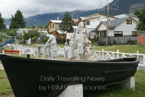 -Plaza del pionero - Canoa tpica y Familia de Isleos-