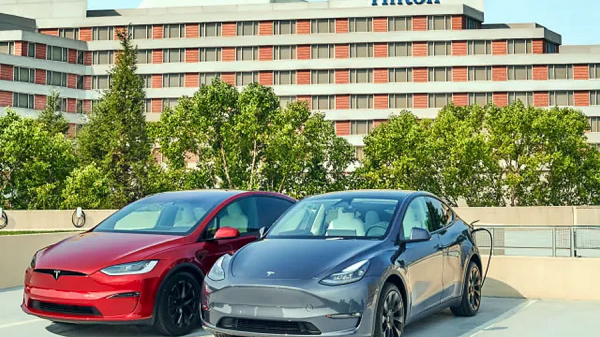 Hilton instalar hasta 20.000 conectores de pared universales Tesla en 2.000 hoteles